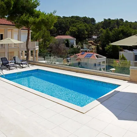 Beachfront Villa Senses With Pool In Milna ميلنا