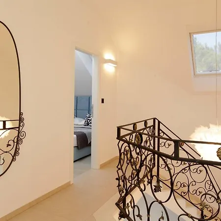 Beachfront Villa Senses With Pool In Milna فيلة ميلنا