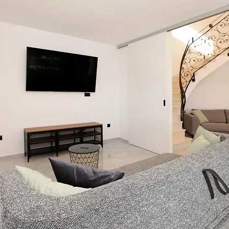 Beachfront Villa Senses With Pool In Milna ميلنا