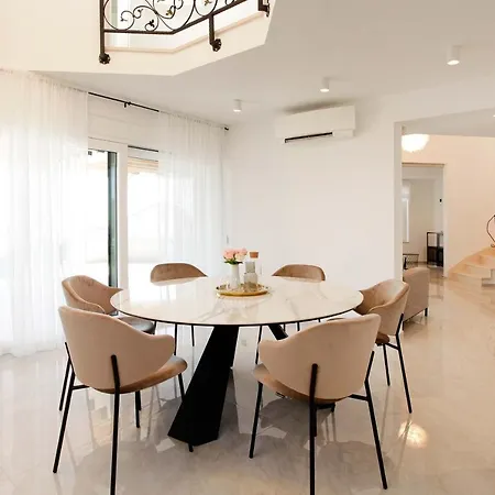 Beachfront Villa Senses With Pool In Milna ميلنا