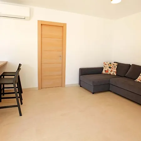Beachfront Villa Senses With Pool In Milna ميلنا